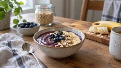 Schale mit dunklem Beerenpüree, Beeren und Haferflocken [Bildinhalt mit KI erstellt]