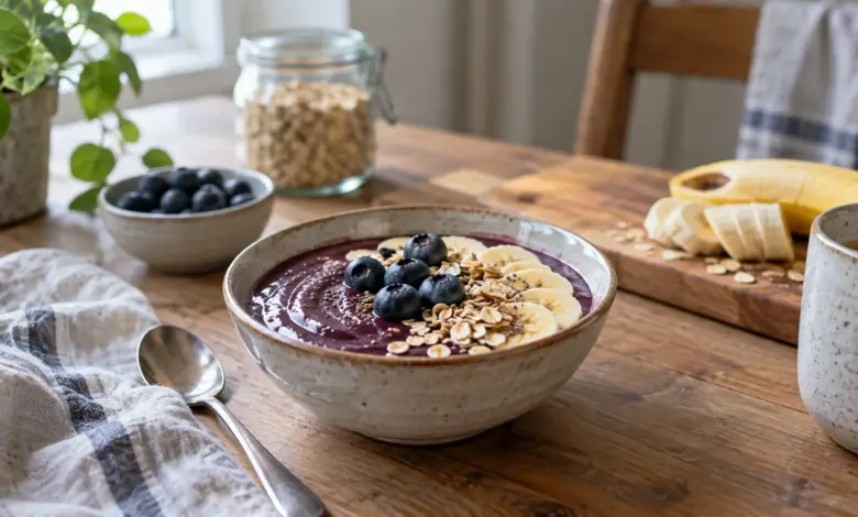 Schale mit dunklem Beerenpüree, Beeren und Haferflocken [Bildinhalt mit KI erstellt]