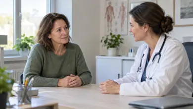Patientin im Gespräch mit einer Ärztin in einem Sprechzimmer [Bildinhalt mit KI erstellt]