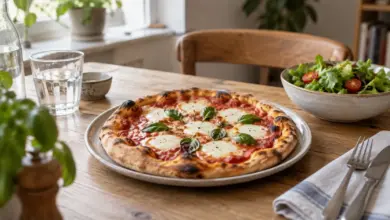 Selbst gemachte Pizza und ein kleiner Salat auf einem Tisch [Bildinhalt mit KI erstellt]