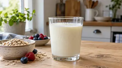 Glas Buttermilch auf einem Holztisch neben Haferflocken und frischen Beeren [Bildinhalt mit KI erstellt]