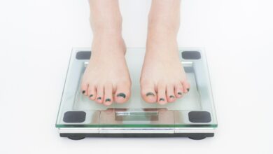 Füße einer Person auf einer digitalen Personenwaage [Bildinhalt mit KI erstellt]