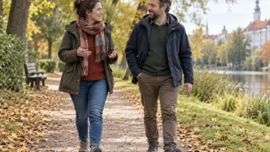 Zwei Erwachsene gehen entspannt auf einem herbstlichen Parkweg spazieren. [Bildinhalt mit KI erstellt]