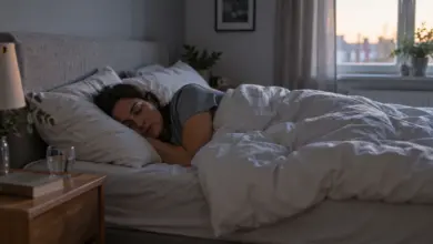 Erwachsene Person schläft zugedeckt in einem ruhigen Schlafzimmer [Bildinhalt mit KI erstellt]