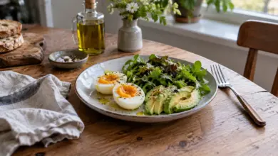 Teller mit gekochtem Ei, Avocado und Blattsalat [Bildinhalt mit KI erstellt]