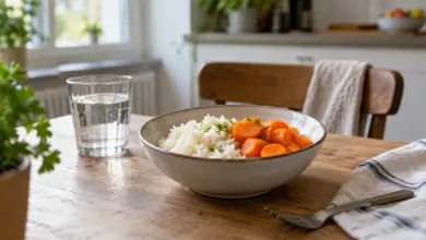 Schale mit gekochtem Reis und gedünsteten Karotten [Bildinhalt mit KI erstellt]