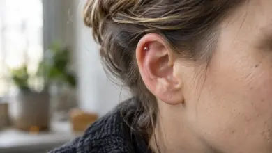 Seitliche Nahaufnahme eines Ohrs mit kleinem Ohrpiercing [Bildinhalt mit KI erstellt]