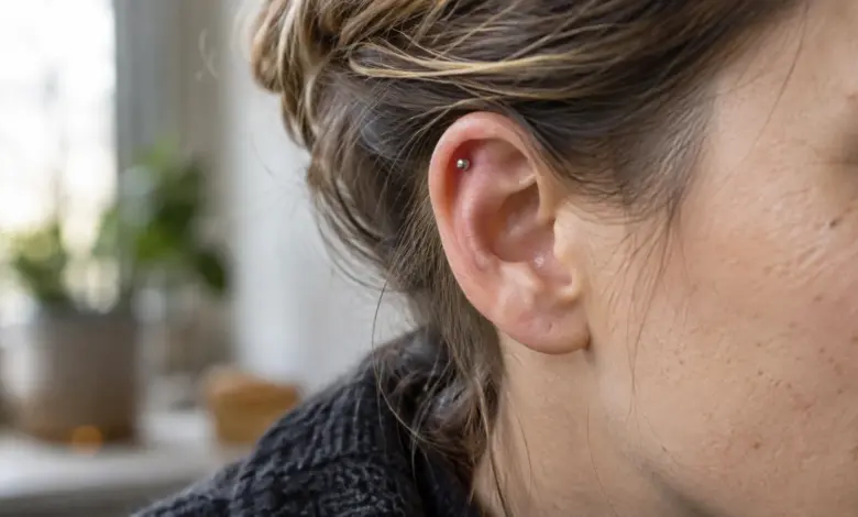 Seitliche Nahaufnahme eines Ohrs mit kleinem Ohrpiercing [Bildinhalt mit KI erstellt]