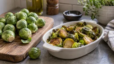 Frische Rosenkohlröschen neben einer Schale geröstetem Rosenkohl [Bildinhalt mit KI erstellt]