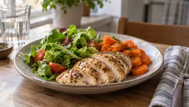Teller mit gebratenem Hähnchen, Blattsalat und Gemüse [Bildinhalt mit KI erstellt]